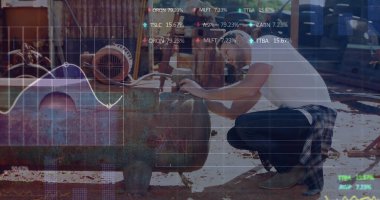 Hurdalıkta çalışan beyaz erkek üzerinde borsa veri işleme görüntüsü. Restorasyon ve onarım hizmeti kavramı