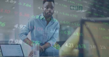 Afrika kökenli Amerikalı iş adamı, ofis ortamında bayan meslektaşıyla konuşuyor.