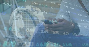 Merdivenlerde oturan ve akıllı telefonunu kullanan bir adam. Küresel tıp sağlık hizmetleri ve veri işleme kavramı dijital olarak oluşturulmuş görüntü.