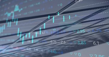 Yüksek binaya karşı borsa veri işleme görüntüsü. Küresel ekonomi ve iş teknolojisi kavramı