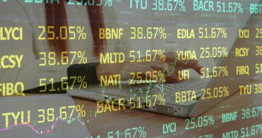 Dizüstü bilgisayar kullanan bir kadının orta kesiminde borsa veri işleme görüntüsü. Küresel ekonomi ve iş teknolojisi kavramı