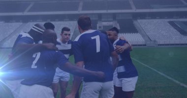 Spor stadyumundaki çeşitli rugby oyuncularının üzerinde parlayan ışıklar. ragbi, takım çalışması, spor ve yarışma konsepti dijital olarak oluşturulmuş imaj.