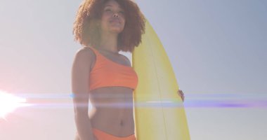 Sörf tahtası tutan Afrikalı Amerikalı bir kadının üzerindeki ışıklar. su sporları, aktif yaşam tarzı ve tatil konsepti dijital olarak oluşturulmuş imaj.