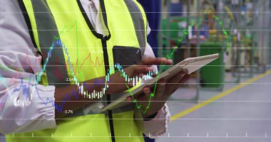 Fabrikada dijital tablet kullanan mühendisin orta bölümüne karşı mali veri işleme. küresel finans ve iş teknolojisi kavramı