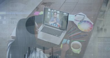 Finansal grafikler ve Afrika kökenli Amerikalı kadın tasarımcının görüntüsü. Ekonomi, finans ve iş konsepti dijital olarak oluşturulmuş imaj.