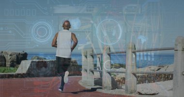 Gezinti güvertesinde koşan Afrika kökenli Amerikalı kıdemli bir adamın veri işleme görüntüsü. Spor ve spor teknolojisi kavramı