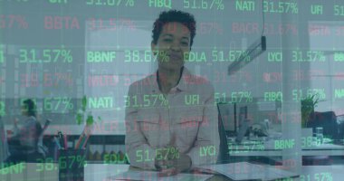 Kumsalda gülümseyen beyaz bir çiftin üzerinde işlenen rakamlar. Küresel teknoloji, dijital olarak oluşturulan iş ve veri işleme kavramını finanse eder.