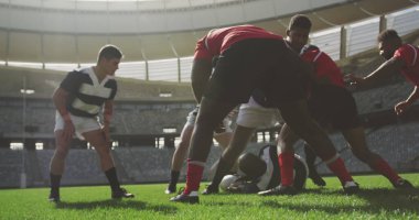 Spor stadyumundaki çeşitli rugby oyuncularının üzerinde parlayan ışıklar. ragbi, takım çalışması, spor ve yarışma konsepti dijital olarak oluşturulmuş imaj.