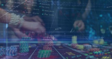 Kumarhanedeki çeşitli insanlar üzerinde finansal veri işleme ve küre görüntüsü. Küresel iş, finans ve dijital arayüz kavramı dijital olarak oluşturulmuş görüntü.