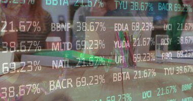 Ofiste toplanan çeşitli iş adamlarıyla ilgili finansal veri işleme resmi. Küresel iş, finans, iletişim ve dijital arayüz kavramı dijital olarak oluşturulmuş görüntü.