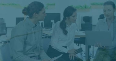 Ofisteki bilgisayarı kullanan çeşitli iş adamlarının finansal veri işleme görüntüsü. Küresel iş, finans, bilgisayar ve veri işleme kavramı dijital olarak oluşturulmuş görüntü.