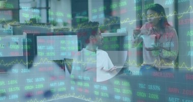 Ofisteki çeşitli iş adamlarının veri işleme görüntüsü. Küresel iş ve dijital arayüz kavramı dijital olarak oluşturulmuş görüntü.