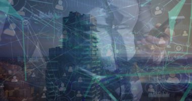 Şehir manzarasına karşı akıllı telefon kullanan bir adamın orta bölümündeki profil simgelerinin görüntüsü. Küresel ağ ve iş teknolojisi kavramı