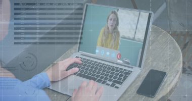 Finansal grafiklerin ve verilerin görüntüsü beyaz iş kadınının görüntüsü üzerinde. Ekonomi, finans ve iş konsepti dijital olarak oluşturulmuş imaj.