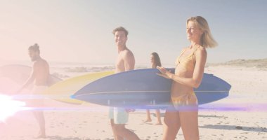 Sahilde sörf tahtasıyla yürüyen mutlu arkadaşlara ışık yansıması. su sporları, aktif yaşam tarzı ve tatil konsepti dijital olarak oluşturulmuş imaj.