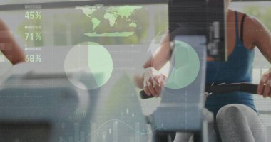 Spor salonunda kürek çeken üç beyaz kadın üzerinde veri işleme görüntüsü. Spor fitness ve iş veri teknolojisi kavramı