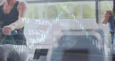 Spor salonunda kürek çeken beyaz bir kadının mali veri işleme görüntüsü. Küresel finans ve iş veri teknolojisi kavramı