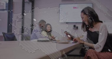 Akıllı telefon ofisini kullanan mutlu çift ırklı iş kadınının dünya haritası ve veri işleme resmi. Küresel iletişim ve iş ağı konsepti dijital olarak oluşturulmuş görüntü.