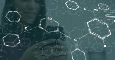 Akıllı telefon kullanan bir kız için kimyasal formüllerin görüntüsü. Küresel bilim, bağlantılar, veri işleme ve dijital arayüz kavramı dijital olarak oluşturuldu.