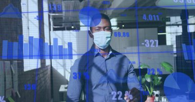 Maskeli Afro-Amerikan iş adamının portresinin üzerinde şebekelerin ve numaraların olduğu bir resim. Dijital bileşik, çoklu pozlama, covid, koruma, veri, iş ve ofis kavramı.