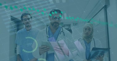 Tabletteki verileri inceleyen tıbbi giyimli bir grup meslektaşım var. Hastane koridoru tıbbi analizi gösteren dijital grafiklerle dolu.