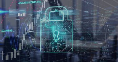 Devre desenli ve holografik veri örtülü dijital kilit simgesi. Arkaplan, şeffaf ekranda çeşitli veri analizlerini ve güvenlikle ilgili grafikleri gösterir