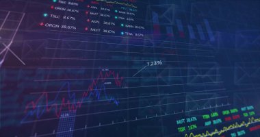 Çeşitli hisse senetleri ve yüzdeleri gösterilen renkli finansal grafikler ve grafikler. Dijital arayüzü gösteren koyu mavi arkaplan, mali veya ticari ortamı gösterir