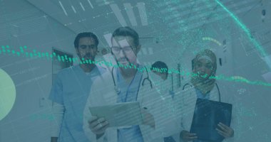 Tıp kılığındaki çeşitli meslektaşlar tabletteki verileri inceliyor. Hastane koridoru dijital grafiklerle örtüşüyor. Hasta bakımına odaklandıklarını gösteriyor.
