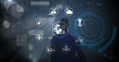 Genç beyaz adam gelecekteki dijital arayüzle etkileşimde. Karanlık, teknoloji temalı bir arkaplanda yüzen çeşitli simgeler ve grafikler