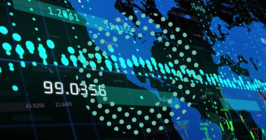 Dünya haritasında birden fazla değişen sayılar ve veri işleme görüntüsü siyah arkaplana karşı. Bilgisayar arayüzü ve iş teknolojisi kavramı