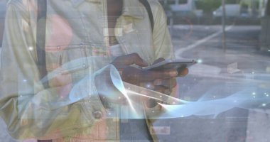 Akıllı telefon kullanan Afrikalı Amerikalı bir kadının veri işleme görüntüsü. Küresel teknoloji, bilgisayar ve dijital arayüz kavramı dijital olarak oluşturulmuş görüntü.