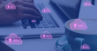 Klavyede yazı yazan beyaz bir kadının elinde giderek artan sayılarda bulut simgeleri. Küresel teknoloji ve dijital arayüz konsepti dijital olarak oluşturuldu.