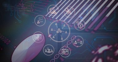 Ekranda gösterilen çeşitli teknoloji simgeleriyle dijital arayüz. Arka planda bir devre kartı ve klavye var. Teknoloji odaklı bir ortamı gösteriyor.