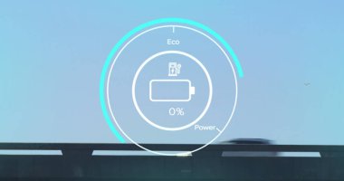 Açık mavi gökyüzünde ekolojik ve güç kiplerine sahip dijital batarya simgesi. Arka planda bulanık bir araçla otoyol üstgeçidi.