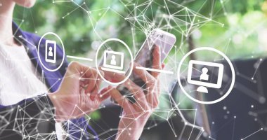 30 'lu yaşlarda beyaz bir kadın akıllı telefonuyla iletişim kuruyor ve bir bağlantı ağı gösteriyor. Soyut dijital ağ grafikleri dışarıdaki yemyeşil alanı kaplar