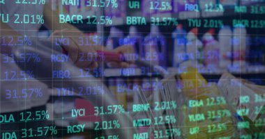 Açık tenli biri market koridorunda alışveriş arabasını itiyor. Borsa verileri sahneyi örtüyor, finansmanı günlük yaşamla benzersiz bir şekilde harmanlıyor