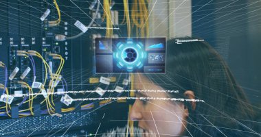 Beyaz kadın ağ kabloları ve gelecekteki dijital arayüzle çalışıyor. Veri görselleştirmeleri ve sunucu raflarıyla yüksek teknoloji ortamı