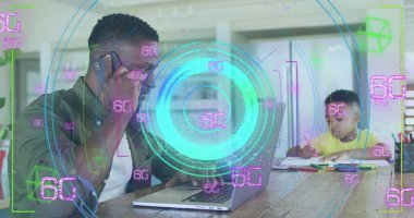 Bilgisayarı kullanarak Afrika kökenli Amerikalı baba ve oğlunun tarama kapsamının görüntüsü. Küresel bağlantılar ve veri işleme kavramı dijital resim oluşturuldu.