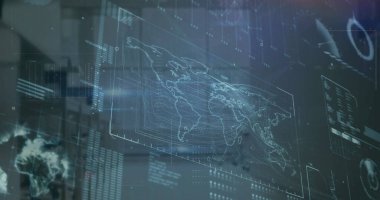 Ofisteki cam pencerenin üzerinde dünyanın, haritanın, parmaklıkların, grafiklerin ve bilgisayar dilinin resmi. Dijital bileşik, çoklu pozlama, küreselleşme, ilerleme, rapor, kodlama, iş ve teknoloji.