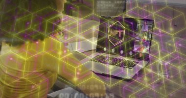 Laptop kullanan bir kadının bağlantı ve veri işleme görüntüsü. küresel bağlantılar, işletme, finans, hesaplama ve veri işleme kavramı dijital olarak oluşturuldu.