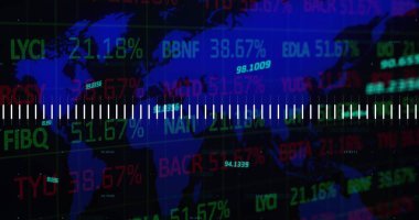 Dünya haritasında kara zemine karşı borsa veri işleme görüntüsü. Küresel ekonomi ve iş teknolojisi kavramı