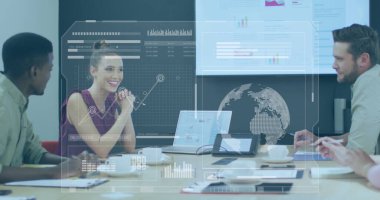 Ofiste tartışan çeşitli meslektaşlara karşı veri işleme arayüzünün görüntüsü. Bilgisayar arayüzü ve iş teknolojisi kavramı