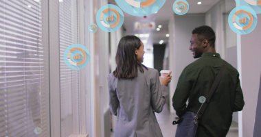 Arabada futbol mesajı olan telefon kulaklığı takan mutlu iş adamının kompozisyonu. Dijital arayüz teknolojisi ve ağ konsepti dijital olarak oluşturuldu.