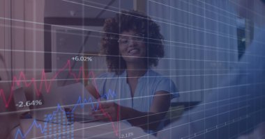 Ofiste çalışan iş adamlarının istatistik ve mali veri işleme görüntüsü. Küresel iş, finans, bilgisayar ve veri işleme kavramı dijital olarak oluşturulmuş görüntü.