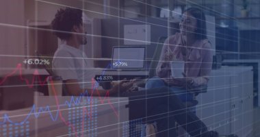 Ofiste çalışan iş adamlarının istatistik ve mali veri işleme görüntüsü. Küresel iş, finans, bilgisayar ve veri işleme kavramı dijital olarak oluşturulmuş görüntü.