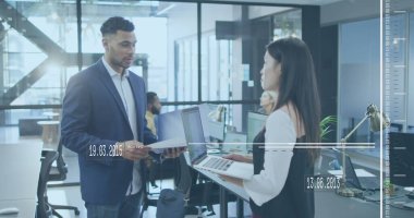 Çeşitli iş arkadaşlarının ofiste raporları tartışırken değişen tarihleri içeren hareketli çizgiler. Dijital bileşik, çoklu pozlama, planlama, iş, büyüme, takım çalışması ve teknoloji kavramı.