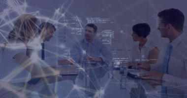 Ofisteki iş adamları üzerinde finansal veri işleme resmi. Küresel iş, finans, bilgisayar ve veri işleme kavramı dijital olarak oluşturulmuş görüntü.