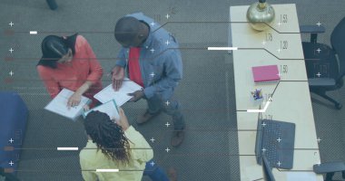 Bilgisayar dili ve çizgilerinin görüntüsü, raporları tartışan çeşitli iş arkadaşlarının yüksek açılı görüntüsü. Dijital bileşik, çoklu pozlama, devre kartı şablonu, takım çalışması, kodlama ve teknoloji kavramı.