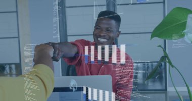 Ofisteki çeşitli iş adamlarıyla ilgili finansal veri işleme resmi. Küresel iş, finans, hesaplama ve veri işleme kavramı dijital olarak oluşturulmuş görüntü.