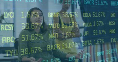 Ofiste tartışan iki farklı kadın meslektaşın borsada veri işleme görüntüsü. Küresel ekonomi ve iş teknolojisi kavramı